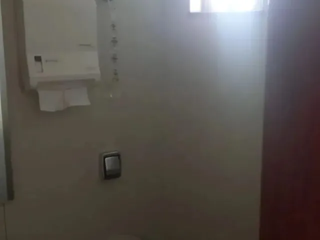 Imagem 2: Sala Comercial - Funcionários Sala Comercial Moderna Localizada em Um dos Prédios Mais