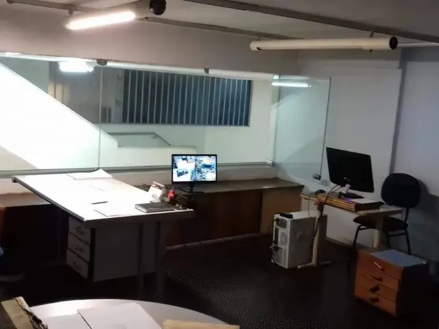 Imagem 1: 15502) À Venda - Loja com , no Centro