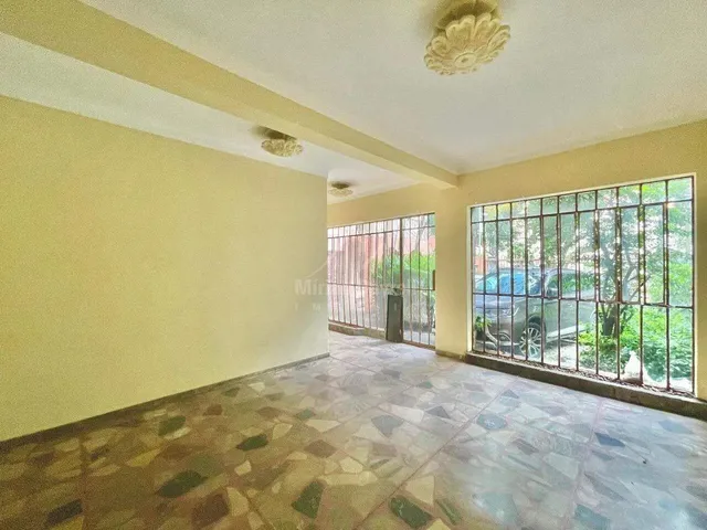 Imagem: 36939) À Venda - Casa com 4 Quartos, 2