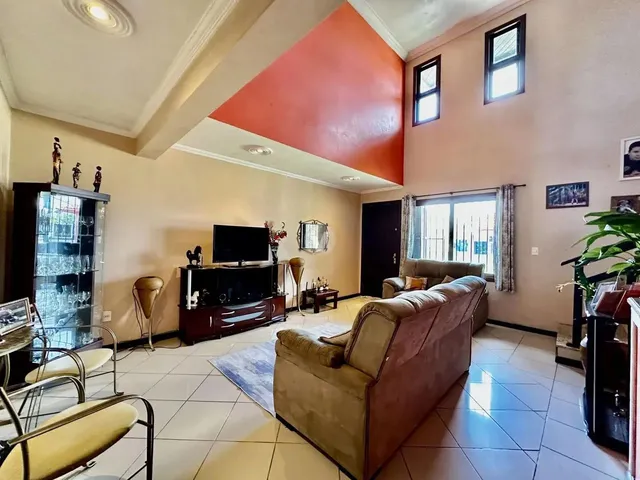 Imagem 13: Casa de Esquina Ampla de 4 Dormitórios!