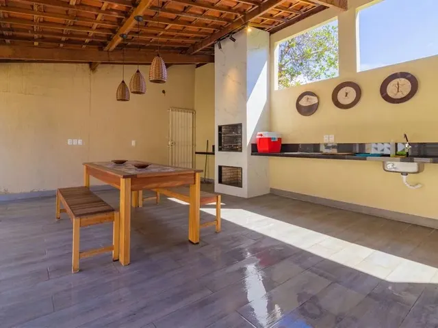 Imagem: A casa possui 4 Dormitórios, 1 Suíte, 2 Banheiros,