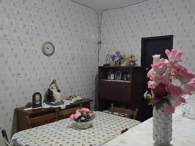 Imagem: A casa possui 3 Dormitórios, 1 Suíte, 2 Banheiros,