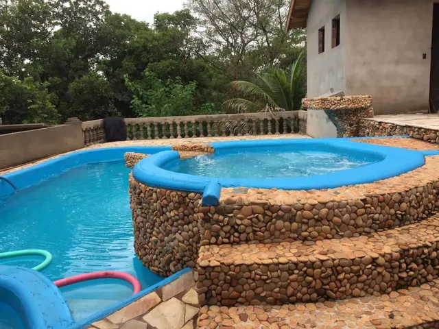 Imagem: A pousada possui 3 Dormitórios, Acomodam 25 pessoas, 5 Vagas