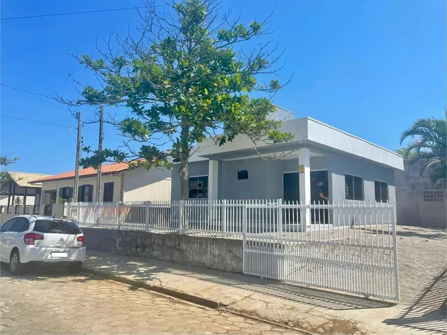 Imagem: A casa possui 3 Dormitórios, Acomodam 6 pessoas, 2 Vagas