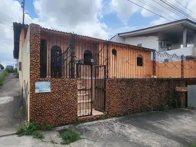 Imagem: Casa de Esquina Localizada no Bairro Dom