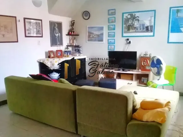 Imagem: A casa possui 4 Dormitórios, 1 Suíte, 2 Banheiros, 830m²