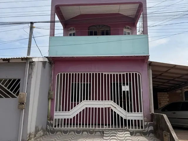 Imagem: A casa possui 2 Dormitórios, 1 Suíte, 2 Banheiros, 2 Vagas
