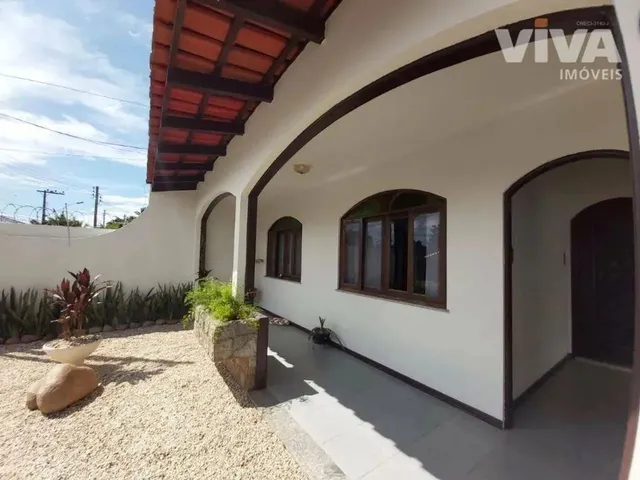 Imagem: A casa possui 3 Dormitórios, 2 Banheiros, 200m² de Área,