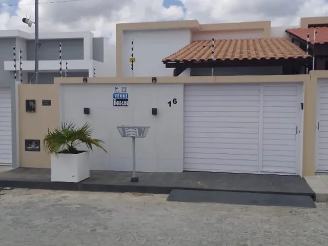 Imagem: A casa possui 3 Dormitórios, 2 Banheiros, 2 Vagas na garagem