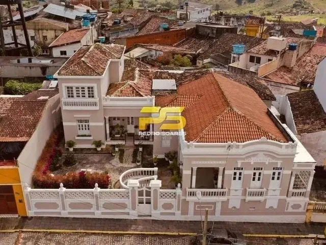 Imagem: A casa possui 5 Dormitórios, 2 Banheiros, 1 Vaga na