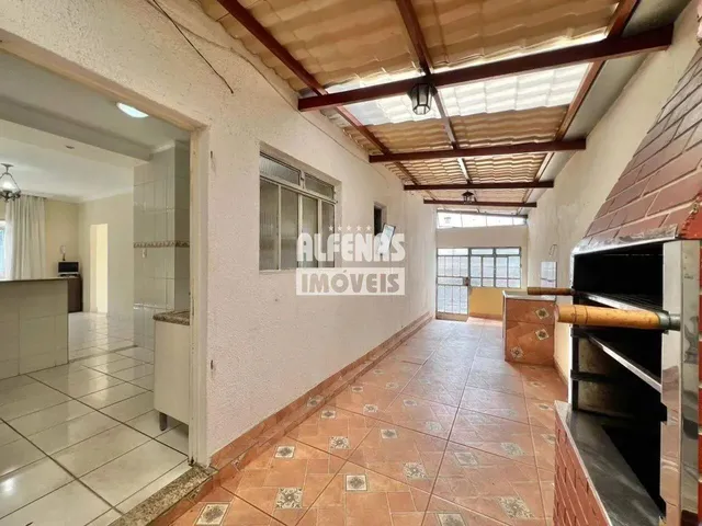 Imagem: Casa Á Venda, 03 Quartos, 08 Vagas, Bandeirantes