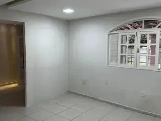 Imagem 2: Casa Espaçosa com 3 Quartos, Grande Área Externa e 4 Vagas no Poço da Panela
