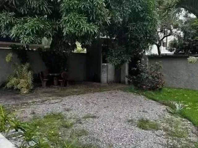 Imagem 3: Casa Espaçosa com 3 Quartos, Grande Área Externa e 4 Vagas no Poço da Panela
