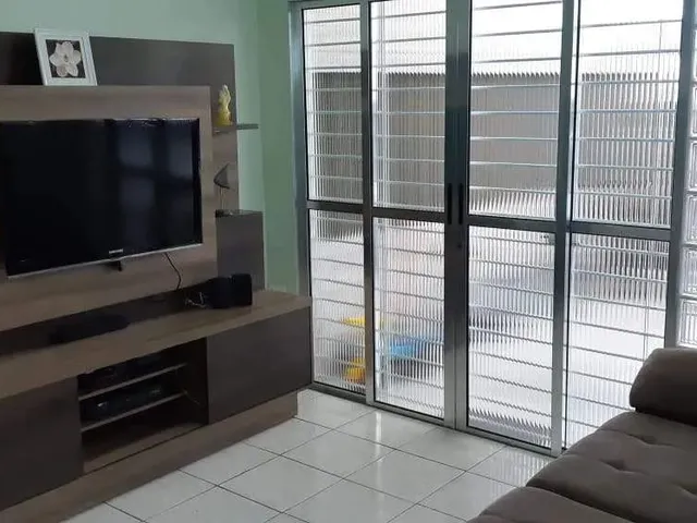 Imagem: A casa possui 2 Dormitórios, 1 Banheiro, 2 Vagas na