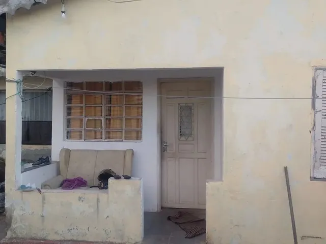 Imagem: A casa possui 4 Dormitórios, 2 Banheiros, 2 Vagas na