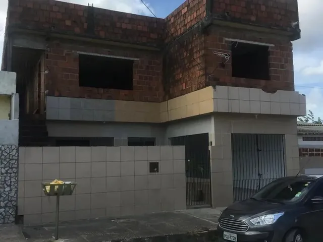 Imagem: A casa possui 3 Dormitórios, 1 Suíte, 1 Banheiro, 3 Vagas