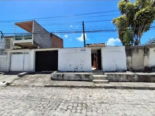 Imagem: A casa possui 3 Dormitórios, 1 Banheiro, 1 Vaga na