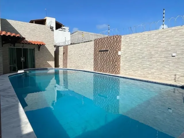 Imagem: A casa possui 3 Dormitórios, 4 Banheiros, 4 Vagas na