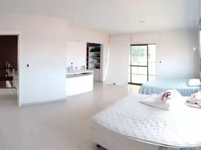 Imagem: A casa possui 5 Dormitórios, 1 Banheiro, 2 Vagas na