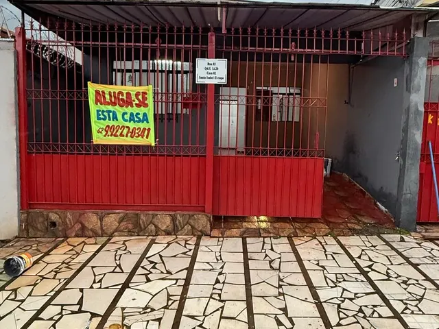 Imagem: A casa possui 2 Dormitórios, 1 Banheiro, 1 Vaga na garagem