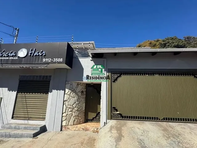 Imagem: A casa possui 4 Dormitórios, 1 Suíte, 3 Banheiros, 2