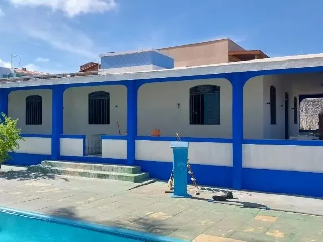 Imagem: A casa possui 4 Dormitórios, 1 Suíte, 2 Banheiros, 5