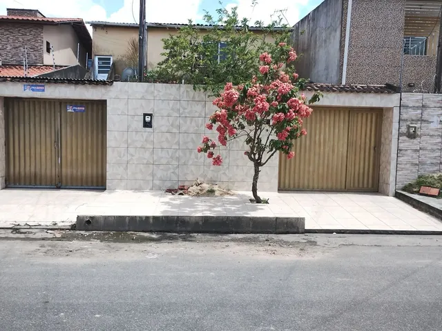 Imagem: A casa possui 5 Dormitórios, 3 Banheiros, 2 Vagas na