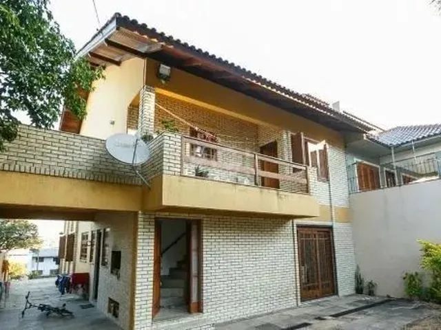 Imagem 1: Casa em Porto Alegre, no Bairro Cavalhada, com 5 Dormitório(S), e 5 Banheiros, À