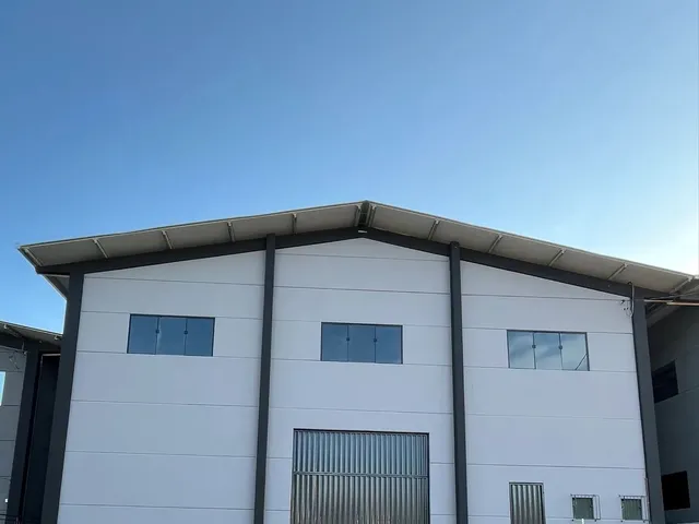 Imagem: O depósito possui 5 Vagas na garagem, 630m² de Área e