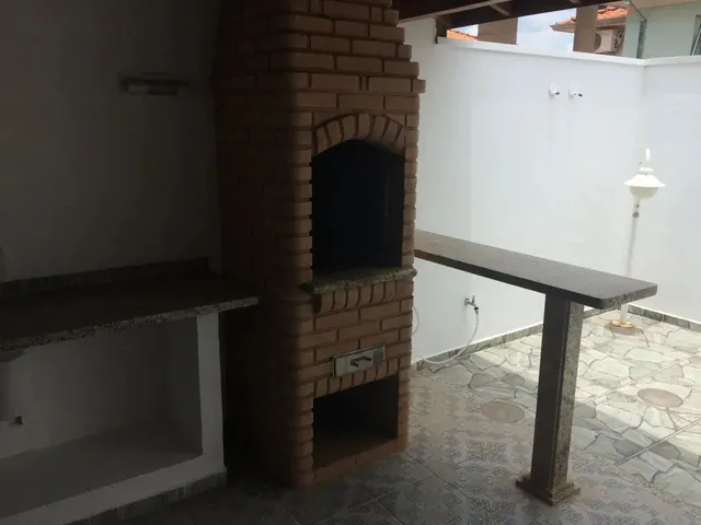 Imagem: Casa de Meio, com 2 Quartos e 1 Banheiro