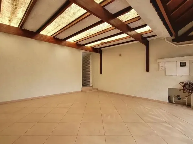 Imagem: A casa possui 3 Dormitórios, 1 Suíte, 3 Banheiros, 2