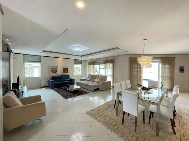 Imagem: Casa com 04 Dorm. Sendo 04 Suítes no Cacupé