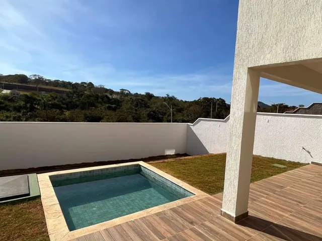 Imagem: A casa possui 4 Dormitórios, 2 Suítes, 3 Banheiros, 2