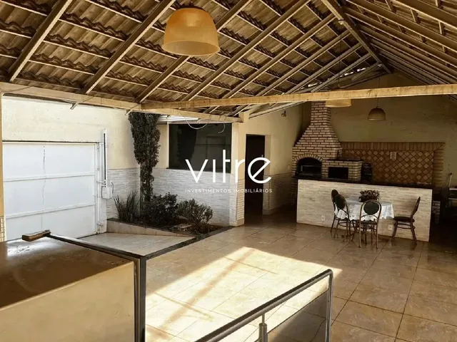 Imagem: A casa possui 4 Dormitórios, 1 Suíte, 3 Banheiros,