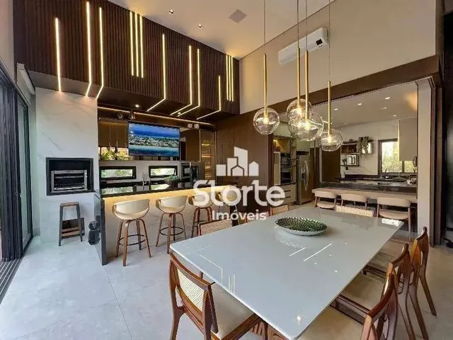 Imagem: Casa Térrea com 3 Suítes À Venda, 220M²