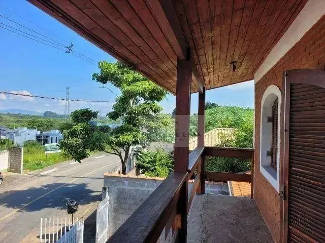 Imagem: A casa possui 3 Dormitórios, 1 Suíte, 3 Banheiros, 4
