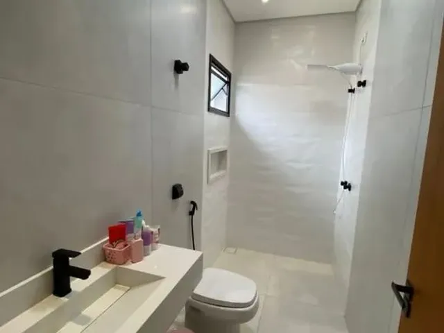 Imagem 16: Casa Térrea de Alto Padrão: 245M², 3 Suítes e Acabamentos Premium com Piscina