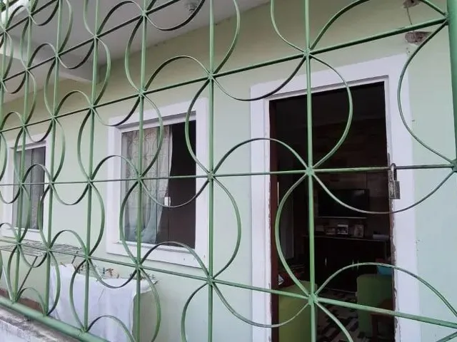 Imagem: A casa possui 2 Dormitórios, 1 Banheiro, 2 Vagas na