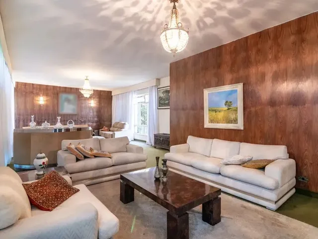 Imagem 6: Imóvel para Venda Possui 390 Metros Quadrados com 4 Quartos em Seminário - Curitiba - Pr