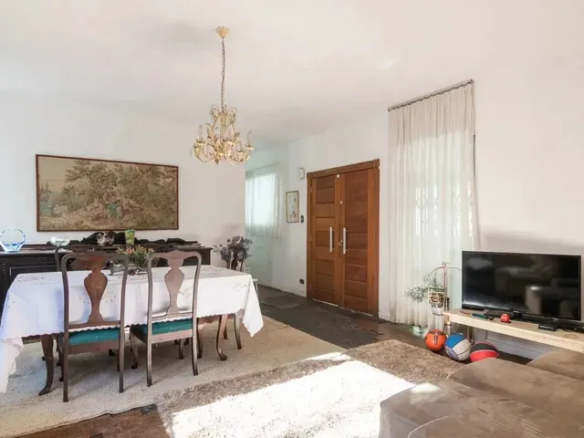 Imagem 9: Imóvel para Venda Possui 390 Metros Quadrados com 4 Quartos em Seminário - Curitiba - Pr