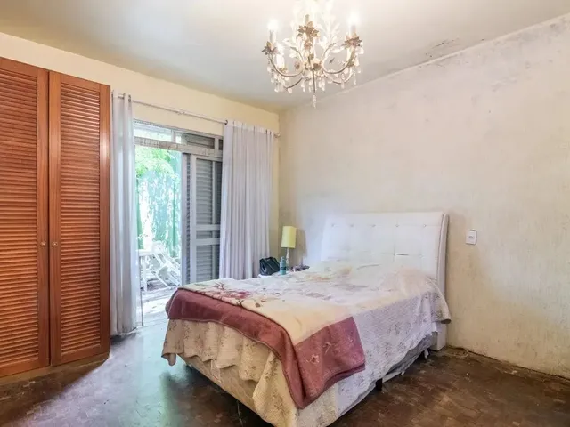 Imagem 2: Imóvel para Venda Possui 390 Metros Quadrados com 4 Quartos em Seminário - Curitiba - Pr
