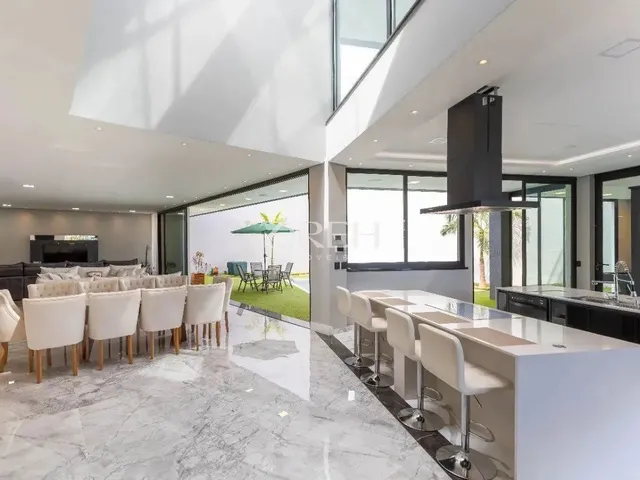 Imagem: Casa com Piscina com 4 Quartos À 300 Metros