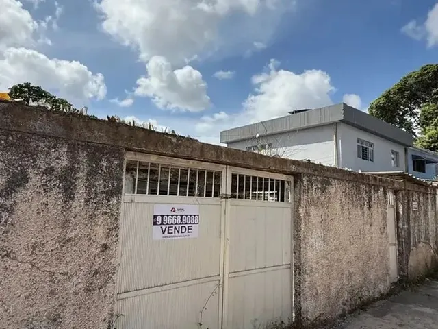 Imagem: A casa possui 3 Dormitórios, 2 Banheiros, 3 Vagas na