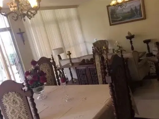 Imagem: A casa possui 5 Dormitórios, 2 Suítes, 5 Banheiros, 5