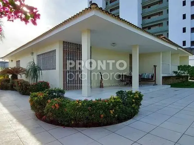 Imagem: A casa possui 4 Dormitórios, 3 Banheiros, 5 Vagas na