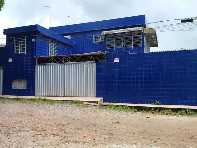 Imagem: A casa possui 5 Dormitórios, 1 Suíte, 3 Banheiros, 3