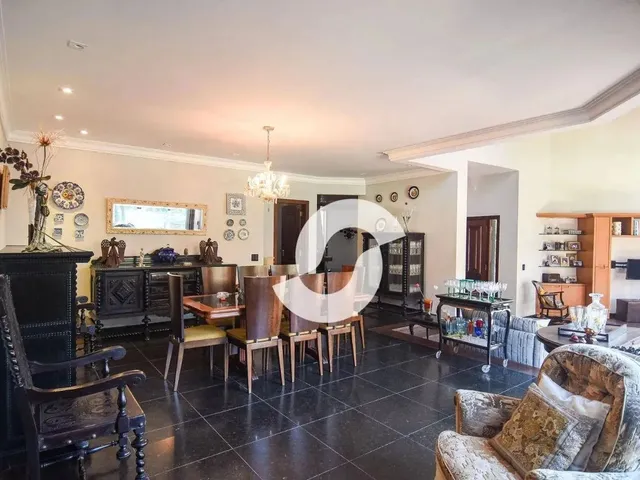 Imagem: A casa possui 5 Dormitórios, 3 Banheiros, 2 Vagas na