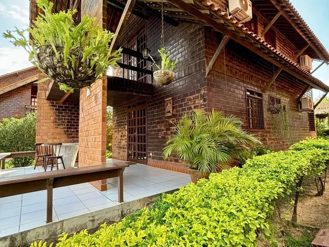 Imagem: A casa em condomínio possui 4 Dormitórios, 2 Suítes, 4 Banheiros