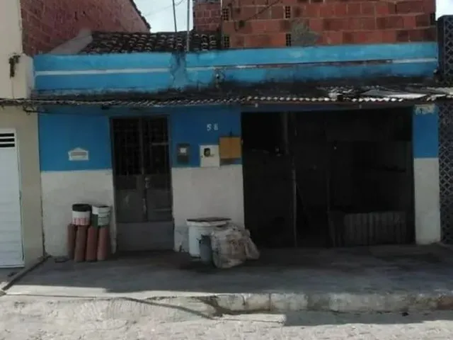 Imagem: A casa possui 4 Dormitórios, 2 Banheiros, 1 Vaga na