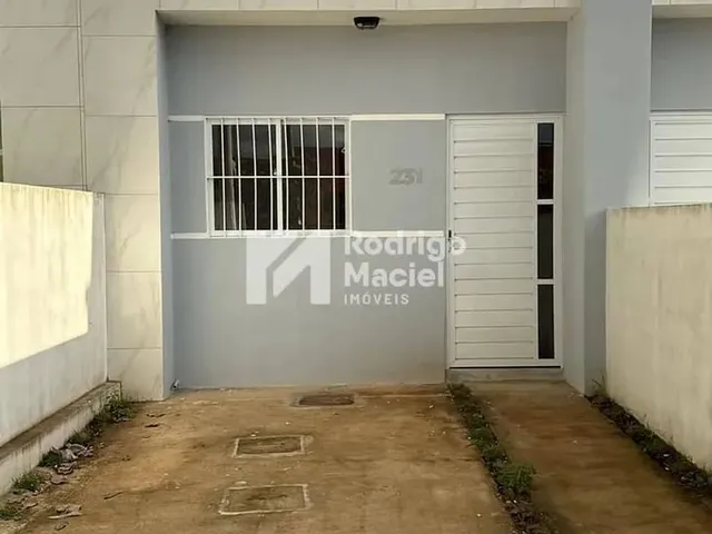Imagem: A casa possui 2 Dormitórios, 1 Banheiro, 1 Vaga na